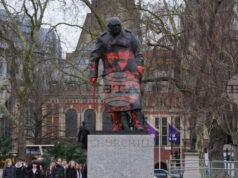 ОБНОВЕНА
                                                                                                Мъж беше арестуван във връзка с изрисуването с графити на статуя на Чърчил в Лондон