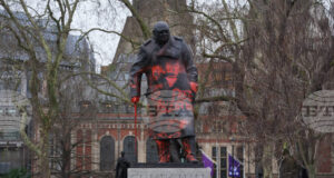 ОБНОВЕНА
                                                                                                Мъж беше арестуван във връзка с изрисуването с графити на статуя на Чърчил в Лондон