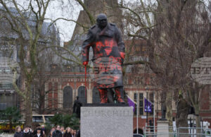 ОБНОВЕНА
Мъж беше арестуван във връзка с изрисуването с графити на статуя на Чърчил в Лондон ОБНОВЕНА
Мъж беше арестуван във връзка с изрисуването с графити на статуя на Чърчил в Лондон