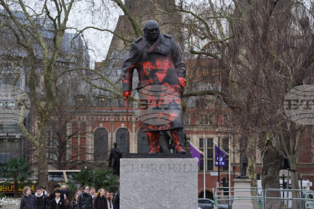 ОБНОВЕНА
                                                                                                Мъж беше арестуван във връзка с изрисуването с графити на статуя на Чърчил в Лондон