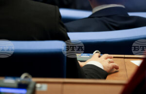 ОБНОВЕНА Парламентът ограничи до 20 избирателните секции в държави извън ЕС