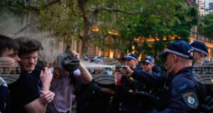 ОБНОВЕНА
                                                                                                Сблъсъци между полицията и пропалестински демонстранти по време на визитата на израелския президент Ицхак Херцог в Австралия