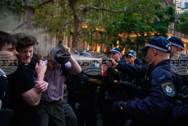 ОБНОВЕНА
                                                                                                Сблъсъци между полицията и пропалестински демонстранти по време на визитата на израелския президент Ицхак Херцог в Австралия