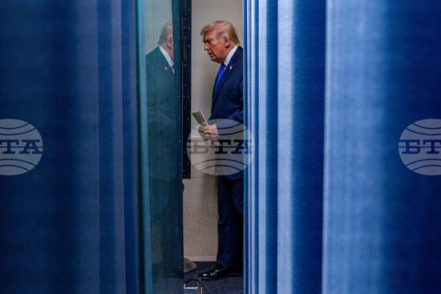 ОБНОВЕНА Тръмп обяви увеличение на временната глобална митническа ставка до 15 на сто