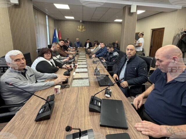 Общинският съвет във Ветово гласува единодушно против изграждането на център за бежанци в Сеново