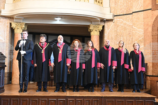 Общо 208 бакалаври на Факултета по науки за образованието и изкуствата на Софийския университет получиха своите дипломи