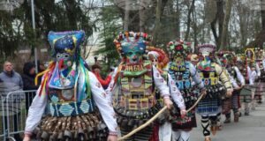 Оглушително кукерско сборище превзе Ямбол в първия ден от състезателните дефилета на „Кукерландия 2026”