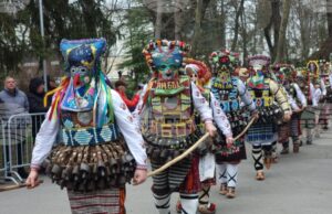 Оглушително кукерско сборище превзе Ямбол в първия ден от състезателните дефилета на „Кукерландия 2026” Оглушително кукерско сборище превзе Ямбол в първия ден от състезателните дефилета на „Кукерландия 2026”