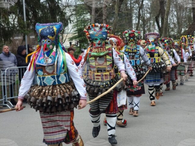 Оглушително кукерско сборище превзе Ямбол в първия ден от състезателните Оглушително кукерско сборище превзе Ямбол в първия ден от състезателните дефилета на „Кукерландия 2026”