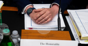 От Тръмп зависи дали Уорш може да бъде съден за решенията си по паричната политика, каза Скот Бесънт