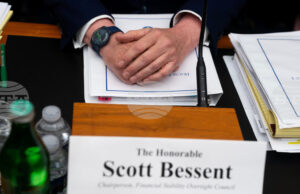 От Тръмп зависи дали Уорш може да бъде съден за решенията си по паричната политика, каза Скот Бесънт