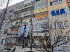 Парапети на четири тераси се срутиха в блок в село Калипетрово, няма пострадали