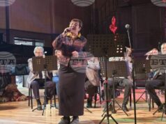 Певицата Галина Дурмушлийска подарява нови добруджански песни на Духовия оркестър в Добрич