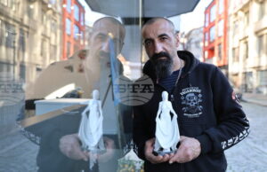 Пловдивският скулптор и художник Ангел Каравланов дарява творбите си на училища, църкви и манастири из цялата страна Пловдивският скулптор и художник Ангел Каравланов дарява творбите си на училища, църкви и манастири из цялата страна