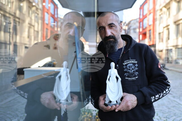 Пловдивският скулптор и художник Ангел Каравланов дарява творбите си на Пловдивският скулптор и художник Ангел Каравланов дарява творбите си на училища, църкви и манастири из цялата страна