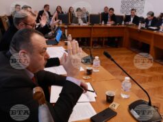 Правната комисия отхвърли ветото на президента върху промените в ИК за секциите в чужбина Правната комисия отхвърли ветото на президента върху промените в ИК за секциите в чужбина