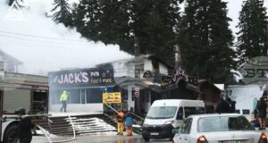 При пожар в търговски обект в курортния комплекс "Боровец" е пострадал един човек