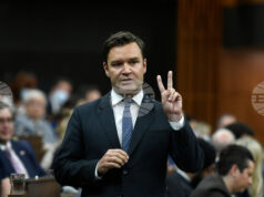 РАЗШИРЕНА
Депутат от канадската опозиция се присъедини към управляващата партия РАЗШИРЕНА
Депутат от канадската опозиция се присъедини към управляващата партия