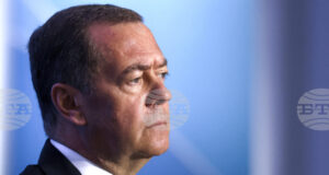 РАЗШИРЕНА
                                                                                                Светът става все по-опасен, но Русия не иска глобален конфликт, заяви Медведев в интервю за няколко медии, сред които и Ройтерс