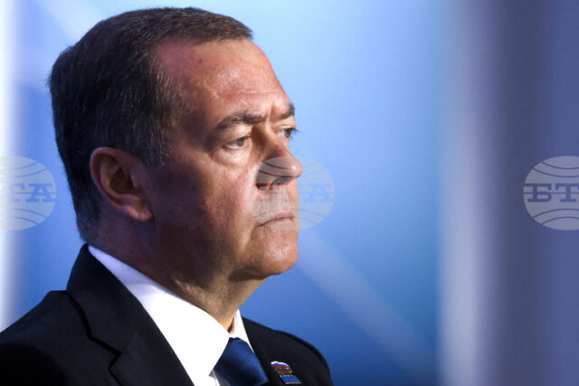 РАЗШИРЕНА
                                                                                                Светът става все по-опасен, но Русия не иска глобален конфликт, заяви Медведев в интервю за няколко медии, сред които и Ройтерс