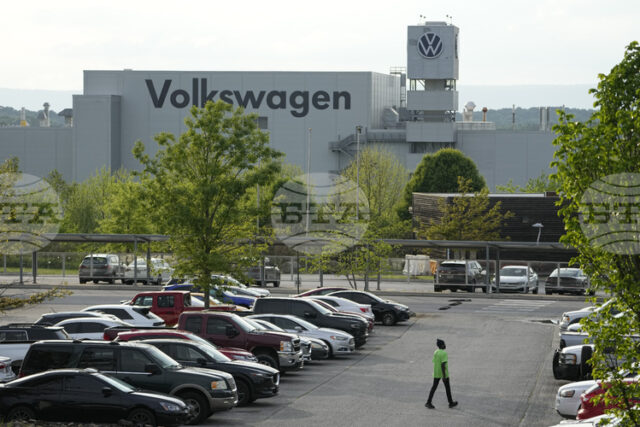Работниците в американски завод на „Фолксваген“ ще получат 20-процентово увеличение на заплатите