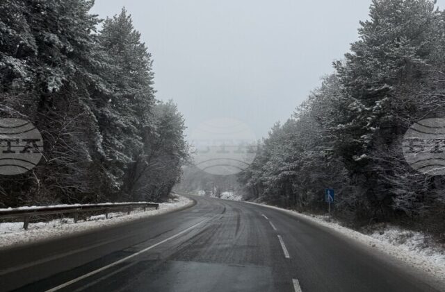 Републиканските пътища се обработват от 290 снегорина, почистени и проходими са при зимни условия