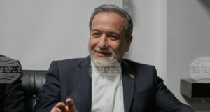 Ръководителят на иранската дипломация Абас Арагчи се срещна с оманския си колега в Маскат, съобщиха ирански медии