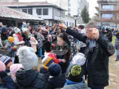 С кукерски игри, хамкане, хвърляне на огнени стрели и прескачане на огън в Добрич отбелязаха Сирни заговезни