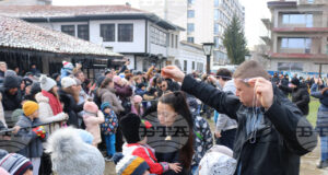 С кукерски игри, хамкане, хвърляне на огнени стрели и прескачане на огън в Добрич отбелязаха Сирни заговезни