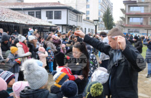 С кукерски игри, хамкане, хвърляне на огнени стрели и прескачане на огън в Добрич отбелязаха Сирни заговезни С кукерски игри, хамкане, хвърляне на огнени стрели и прескачане на огън в Добрич отбелязаха Сирни заговезни