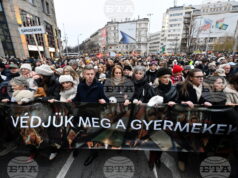 Привърженици на опозиционната партия "Тиса" протестират срещу посегателствата над малолетни