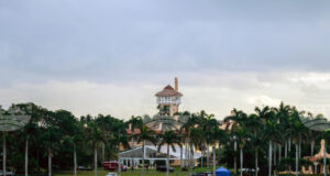 Сикрет Сървис заяви, че служители на агенцията са застреляли въоръжен мъж, който се опитал да проникне в обезопасения периметър на Мар-а-Лаго