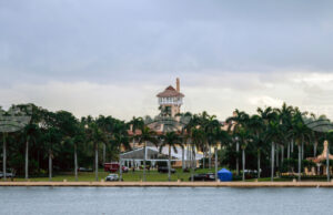 Сикрет Сървис заяви, че служители на агенцията са застреляли въоръжен мъж, който се опитал да проникне в обезопасения периметър на Мар-а-Лаго Сикрет Сървис заяви, че служители на агенцията са застреляли въоръжен мъж, който се опитал да проникне в обезопасения периметър на Мар-а-Лаго