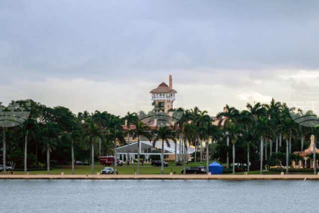 Сикрет Сървис заяви, че служители на агенцията са застреляли въоръжен Сикрет Сървис заяви, че служители на агенцията са застреляли въоръжен мъж, който се опитал да проникне в обезопасения периметър на Мар-а-Лаго