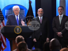 След решението на Върховния съд на САЩ
                                                                                                Тръмп обяви, че ще наложи "10% глобални мита"