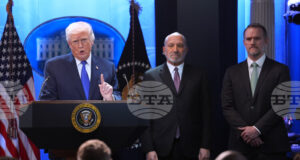 След решението на Върховния съд на САЩ
                                                                                                Тръмп обяви, че ще наложи "10% глобални мита"