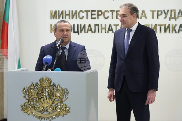 Служебният социален министър Хасан Адемов пое поста от Борислав Гуцанов