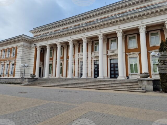 Спектакълът „За любовта“ с Цветана Манева, Александър Сано и Петър Дончев ще се играе в Перник утре