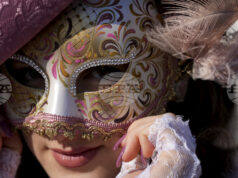 Студентка по дигитален мениджмънт и костюм, вдъхновен от странен кралски двор, са големите победители на Венецианския карнавал