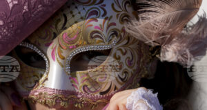 Студентка по дигитален мениджмънт и костюм, вдъхновен от странен кралски двор, са големите победители на Венецианския карнавал