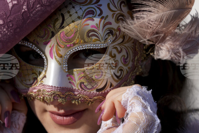 Студентка по дигитален мениджмънт и костюм, вдъхновен от странен кралски двор, са големите победители на Венецианския карнавал