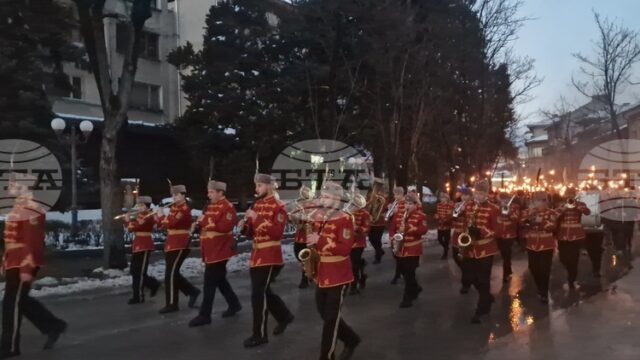 Троян почете 153-тата годишнина от гибелта на Левски с възпоменателно факелно шествие