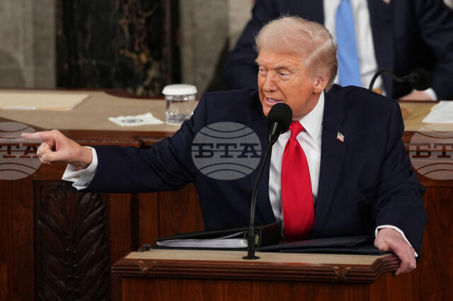 Тръмп се опита да успокои икономическите тревоги на американците преди междинните избори и се похвали с външнополитическите си успехи