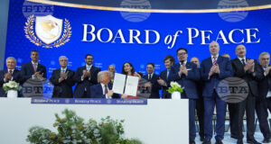 Доналд Тръмп показва подписания от него документ за учредяването на Съвета за мир за ивицата Газа в Давос