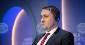 Украинската делегация за тристранните мирни преговори замина за Женева