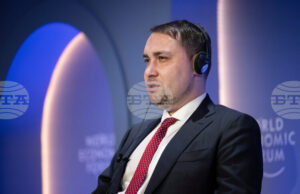 Украинската делегация за тристранните мирни преговори замина за Женева