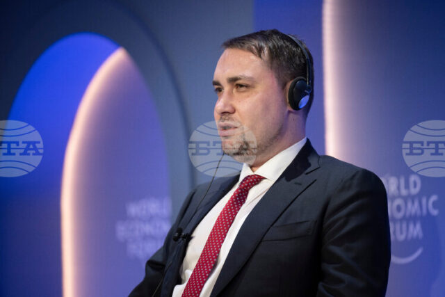 Украинската делегация за тристранните мирни преговори замина за Женева