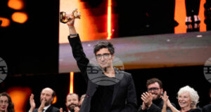 Режисьорът Илкер Чатак спечели наградата „Златна мечка" на кинофестивала „Берлинале" за филма си Yellow Letters