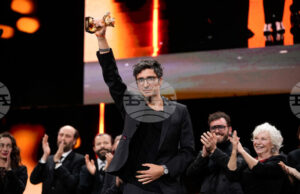 Режисьорът Илкер Чатак спечели наградата „Златна мечка" на кинофестивала „Берлинале" за филма си Yellow Letters