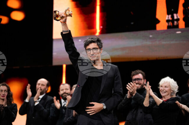 Режисьорът Илкер Чатак спечели наградата „Златна мечка" на кинофестивала „Берлинале" за филма си Yellow Letters